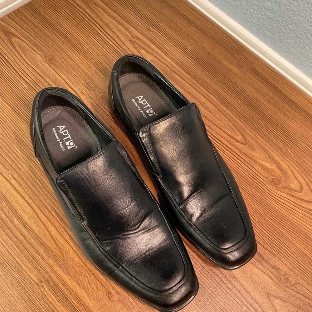Men's Classic Black Slip-On Loafers size  8.5